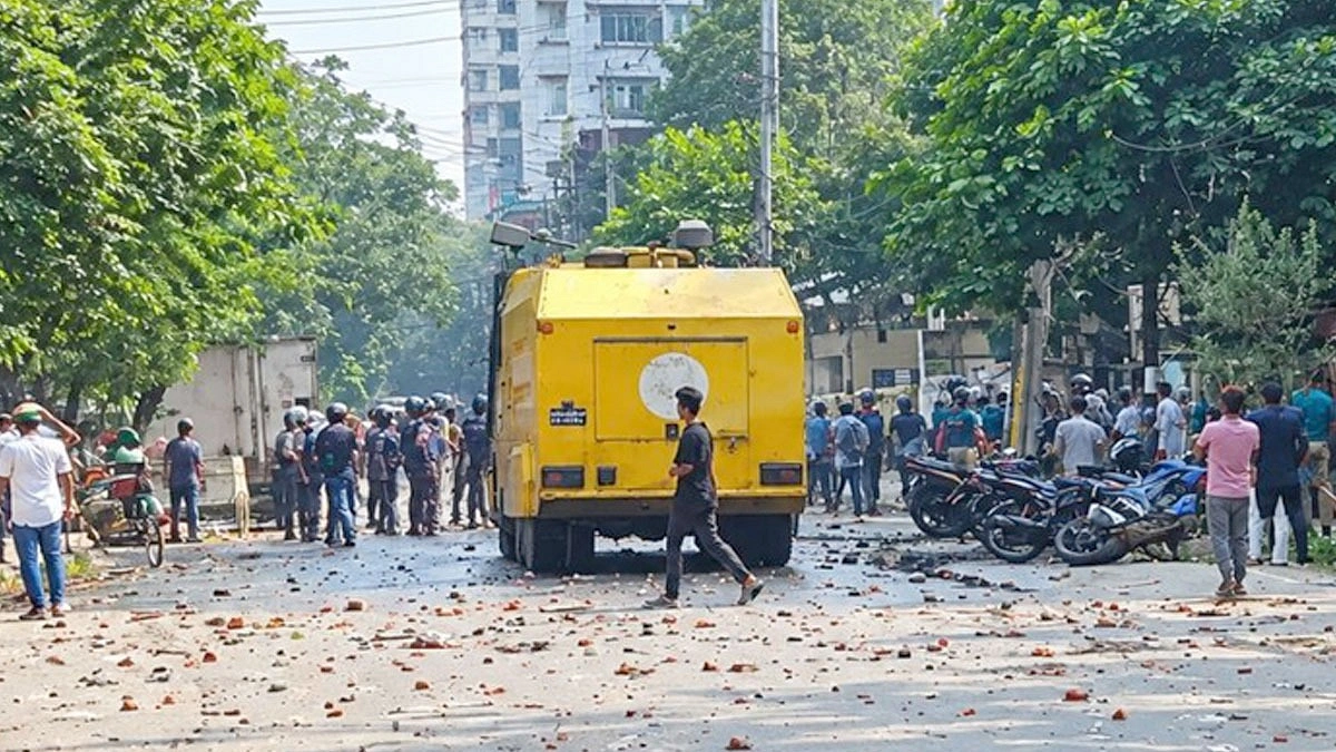 উত্তরায় পোশাকশ্রমিক-পুলিশ সংঘর্ষে আহত অর্ধশতাধিক