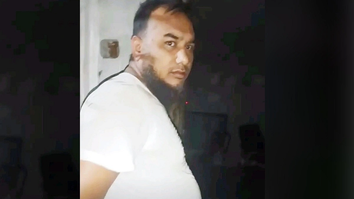 মাদ্রাসাছাত্রীকে ধর্ষণচেষ্টার অভিযোগে শিক্ষক আটক, মাদ্রাসায় আগুন