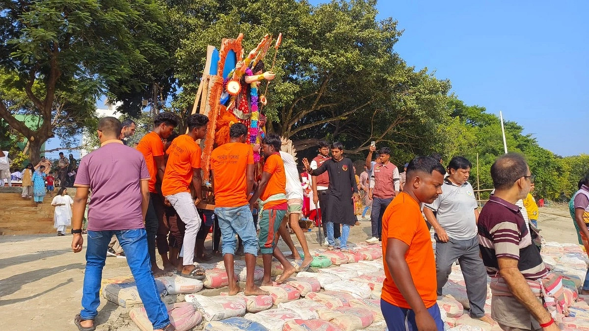 রাজশাহীতে বিষাদের সুরে দেবী দুর্গাকে পদ্মায় বিসর্জন