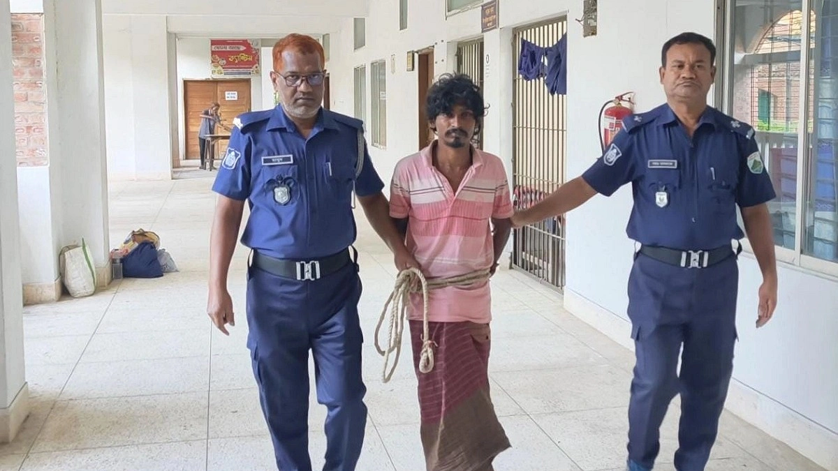জয়পুরহাটে থানায় ঢুকে পুলিশের ওপর হামলা, গ্রেপ্তার যুবক