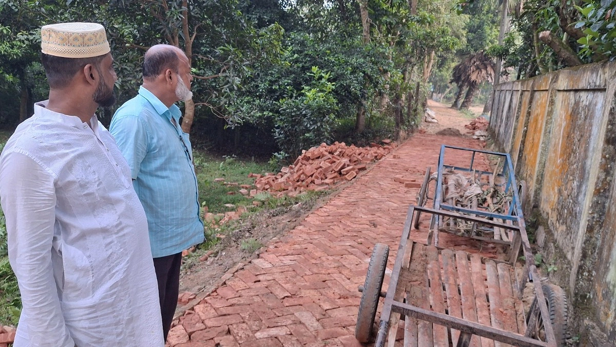 রাজনগরে বিরোধ মিটিয়ে ৭০০ ফুট রাস্তা ইট সলিং করছেন প্যানেল চেয়ারম্যান
