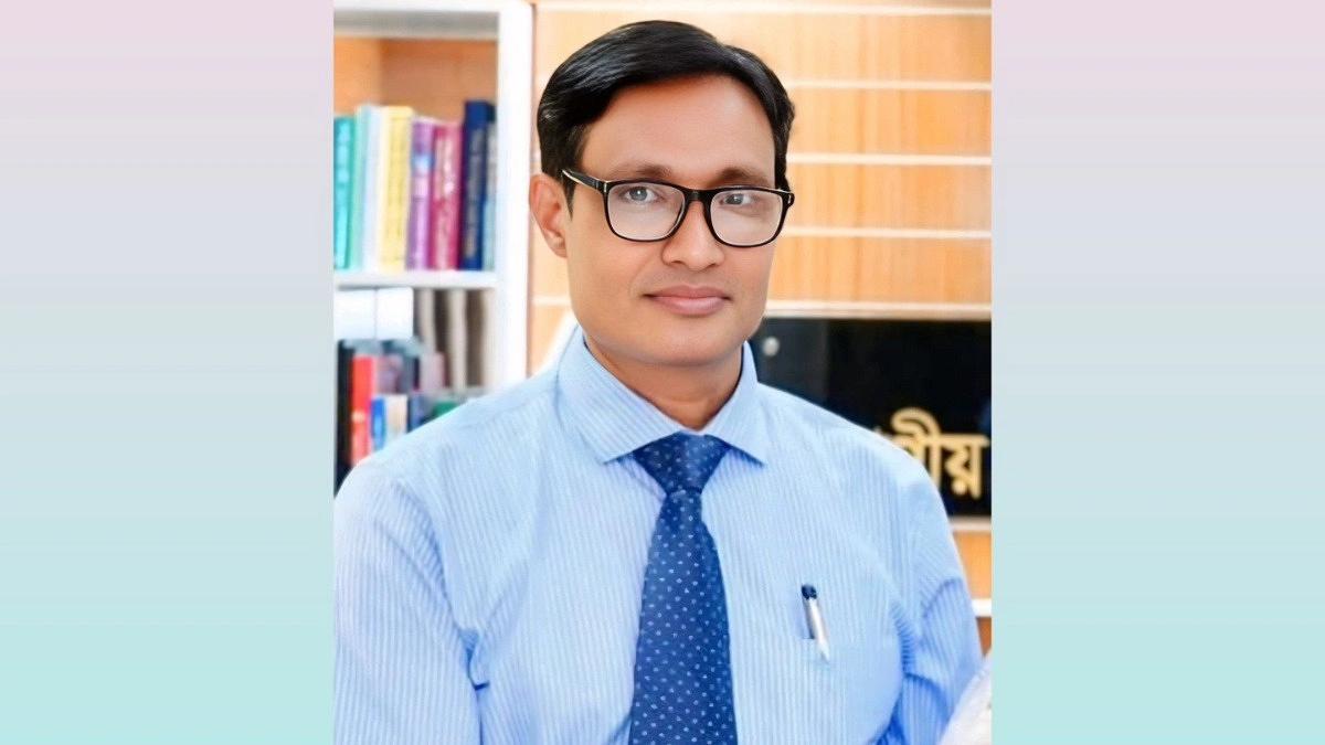 হাত মিলিয়ে প্রধানমন্ত্রীর দিকে এগিয়ে যাওয়া রাজশাহীর বিভাগীয় কমিশনারকে স্ট্যান্ড রিলিজ
