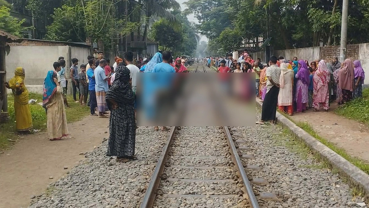 ট্রেনে কাটা পড়লেন নারী, উদ্ধারের আগে আরেকটি ট্রেন চলে গেল ওপর দিয়ে