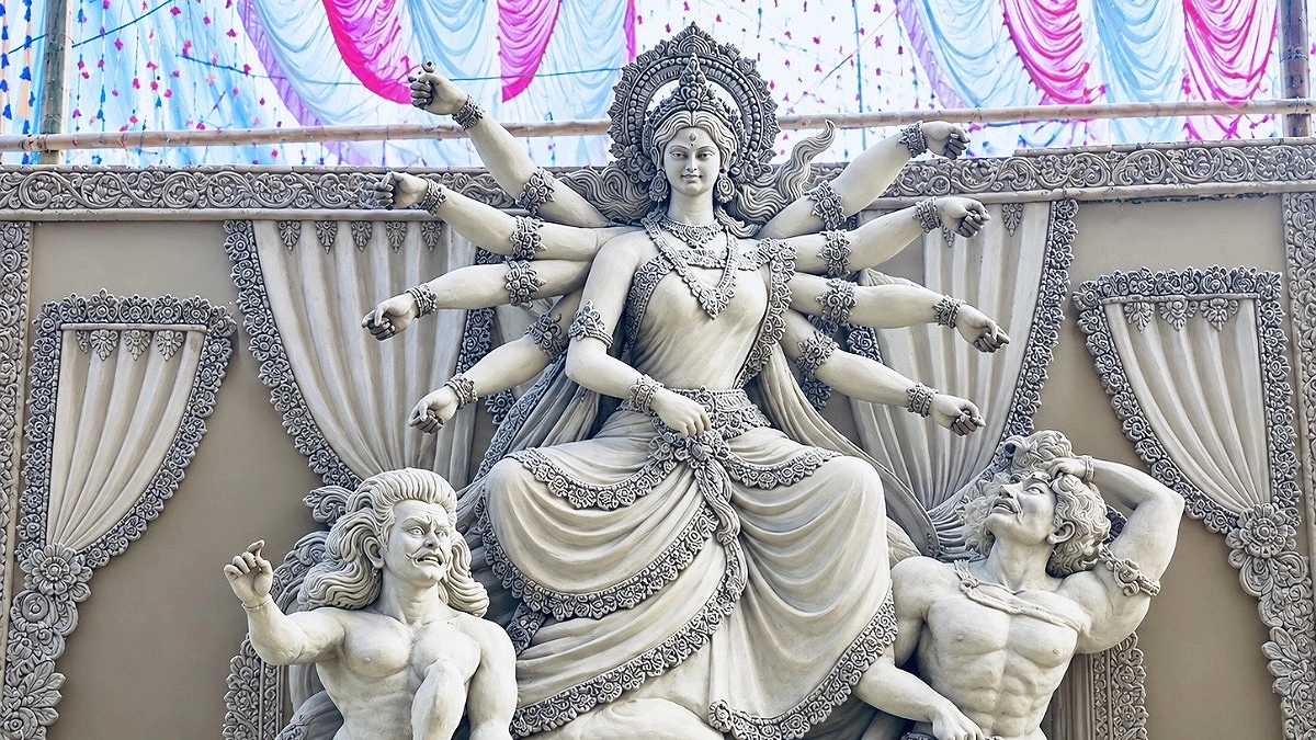 কাউনিয়ায় প্রতিমাশিল্পীদের ব্যস্ততা, নিরাপত্তায় বিশেষ ব্যবস্থা