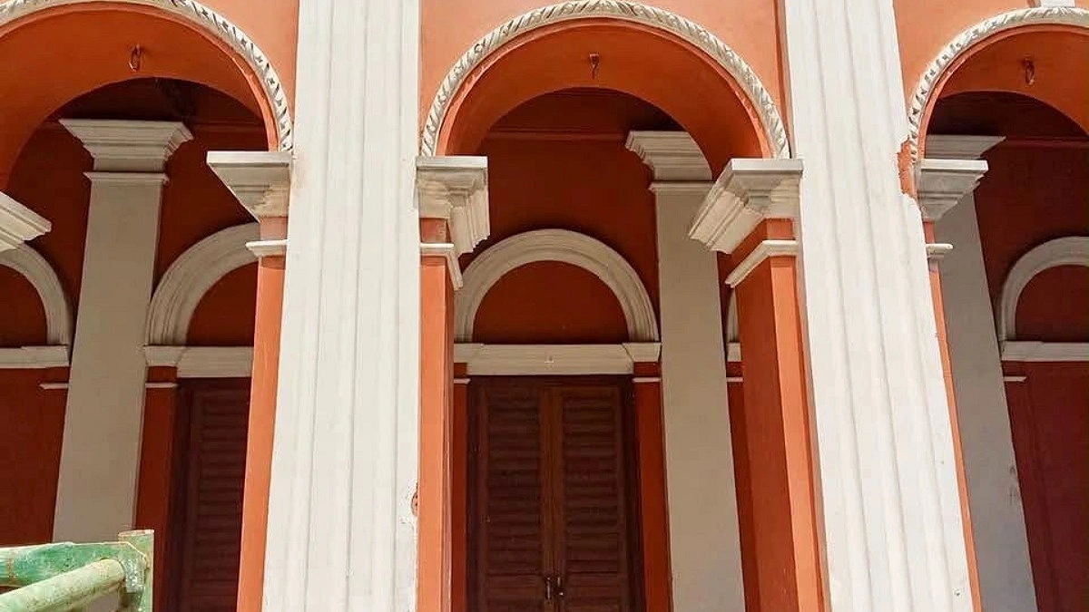 বড় সরদার বাড়ি সংস্কারে অনিয়মের অভিযোগ, কাজ স্থগিতের দাবি