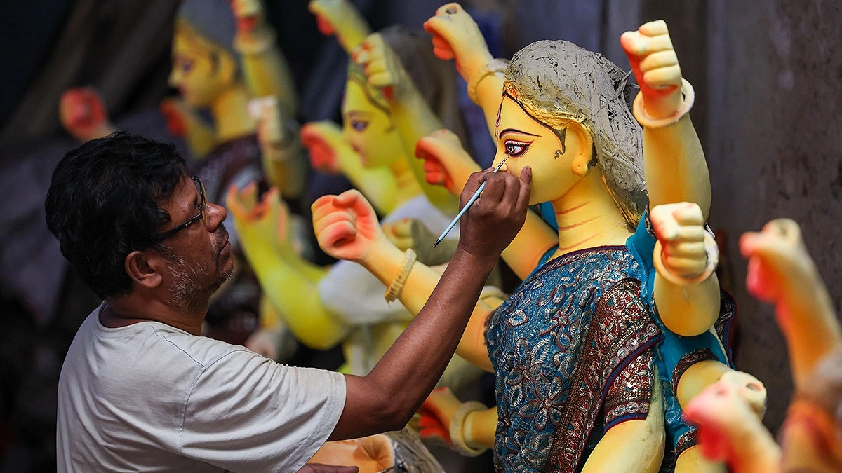 নিখুঁত হাতে দেবীর রূপ