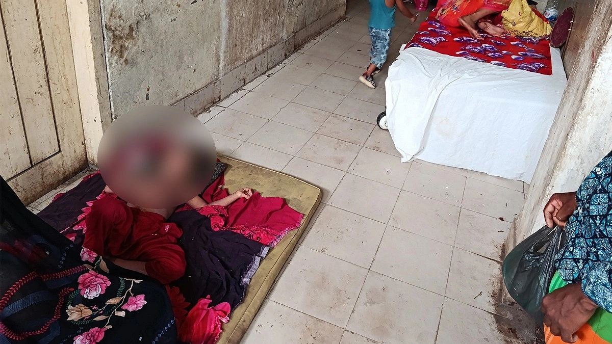 হাম আক্তান্ত রোগীর চাপে হাতিয়া স্বাস্থ্য কমপ্লেক্সে, মেঝেতে চলছে চিকিৎসা