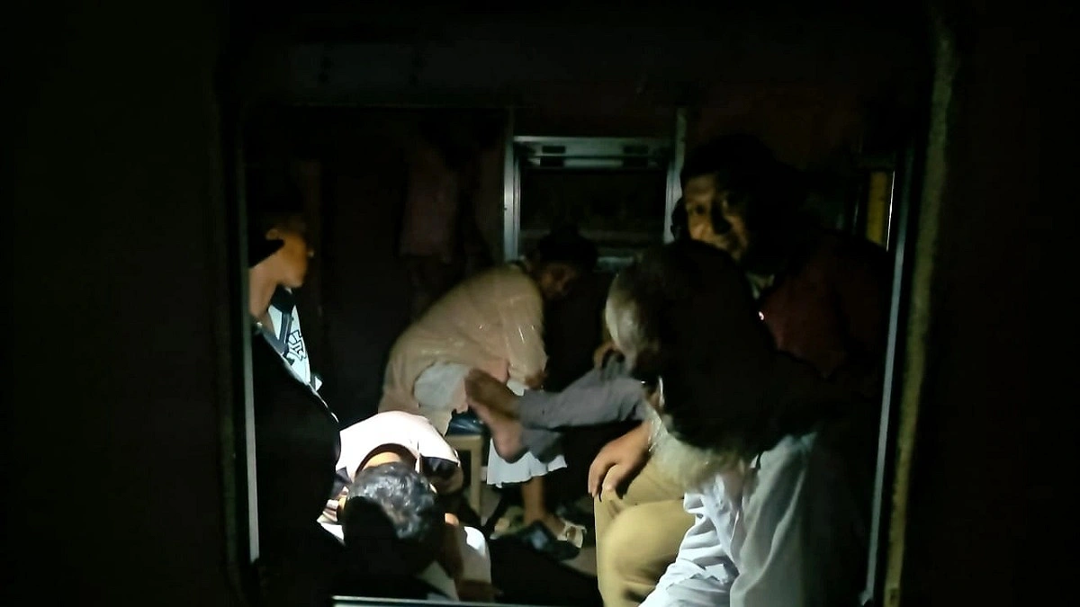 প্রবাল এক্সপ্রেসে বিদ্যুৎ-বিভ্রাট, গরমে যাত্রীদের দুর্ভোগ