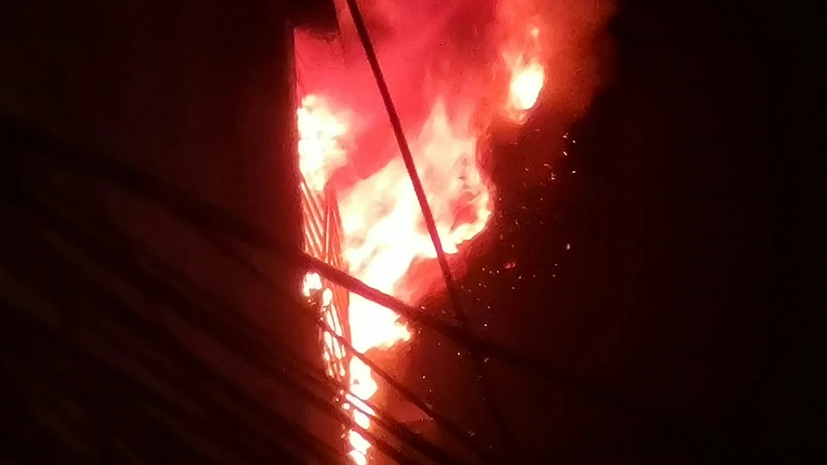 চকবাজারে আগুন নেভাতে গিয়ে ধোঁয়ায় অসুস্থ দুই ফায়ার ফাইটার ঢামেকে