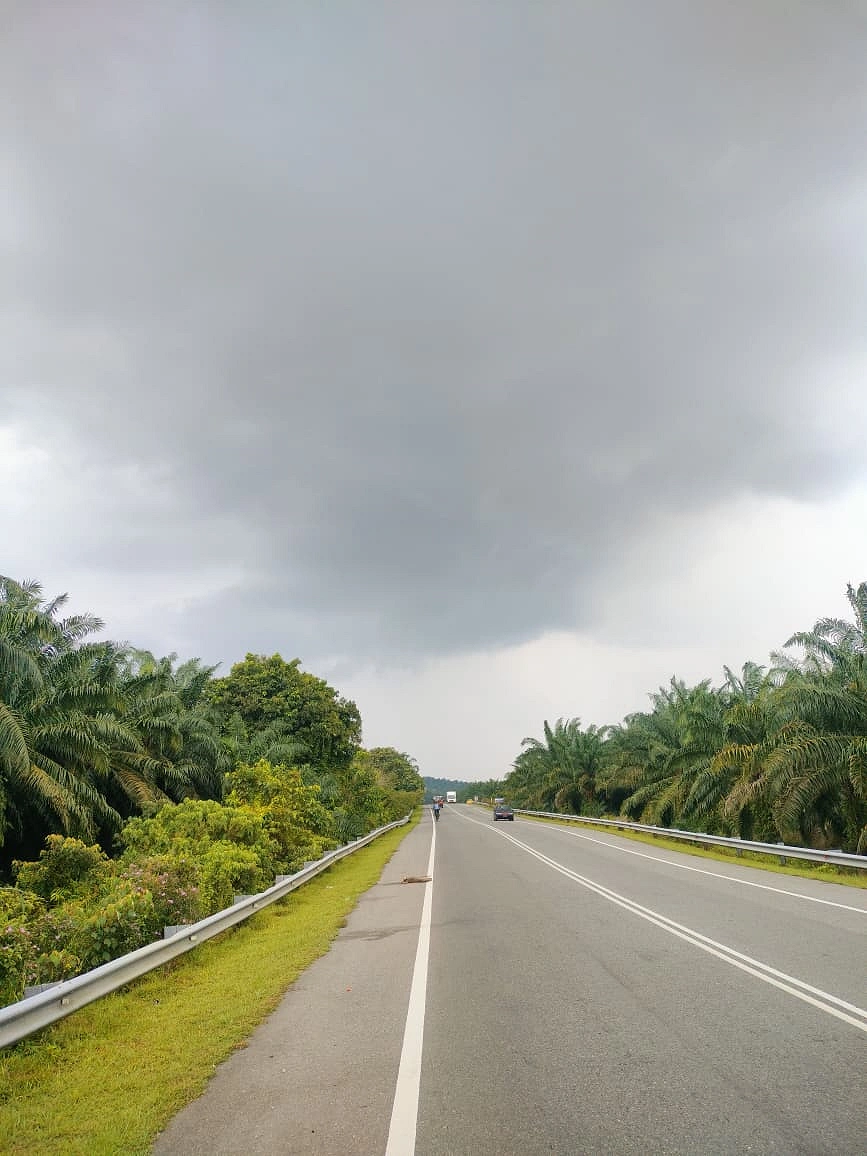 মেঘের সাথে পাল্লা দিয়ে ছুটে চলা