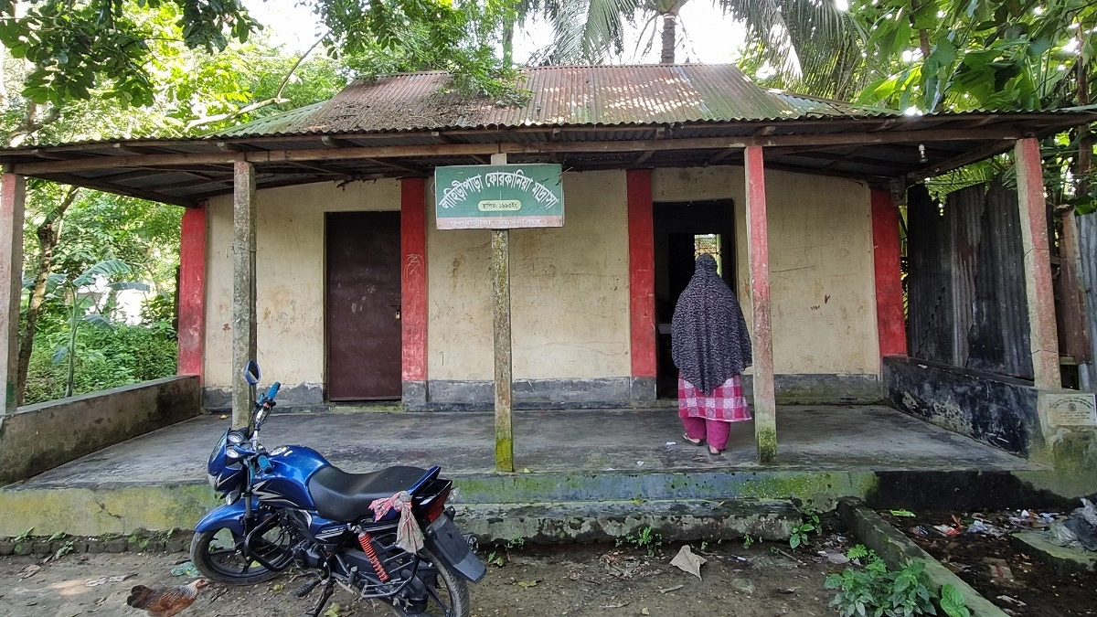 ফুলবাড়িয়ায় রোগীর টাকায় চলে তিন কমিউনিটি ক্লিনিক