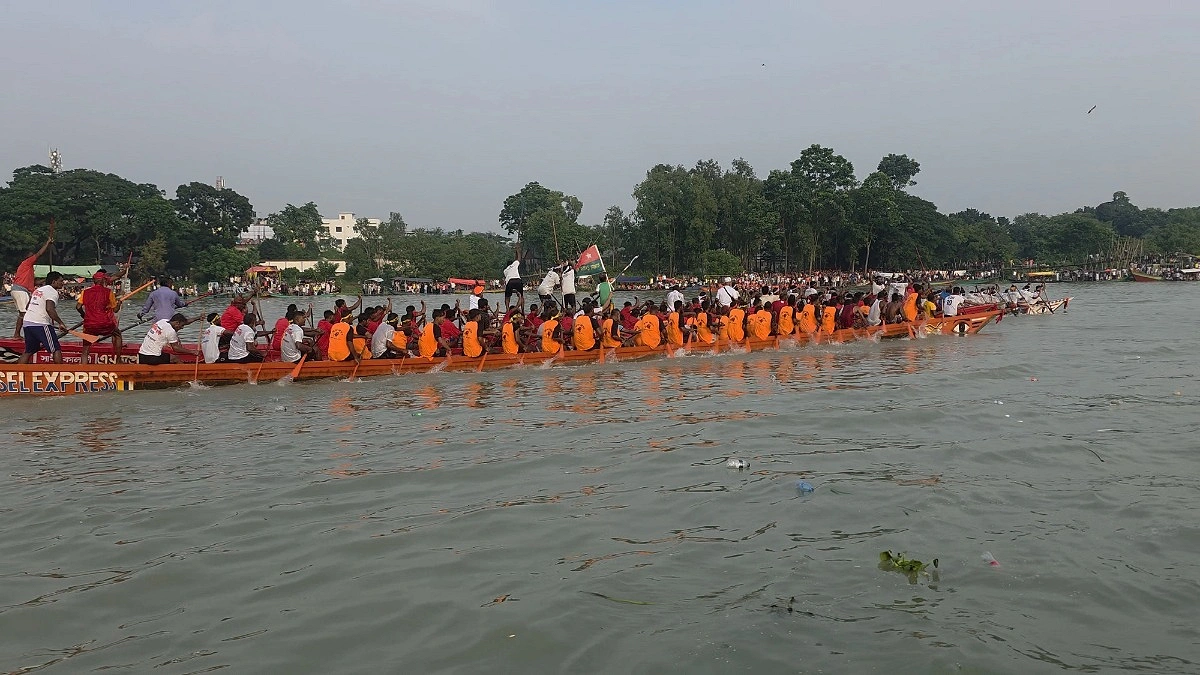 ঢাক-ঢোল আর বৈঠার ছন্দে রূপগঞ্জে নৌকা বাইচ