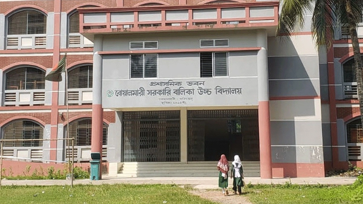 ৫০০ ছাত্রীর তিন শিক্ষক