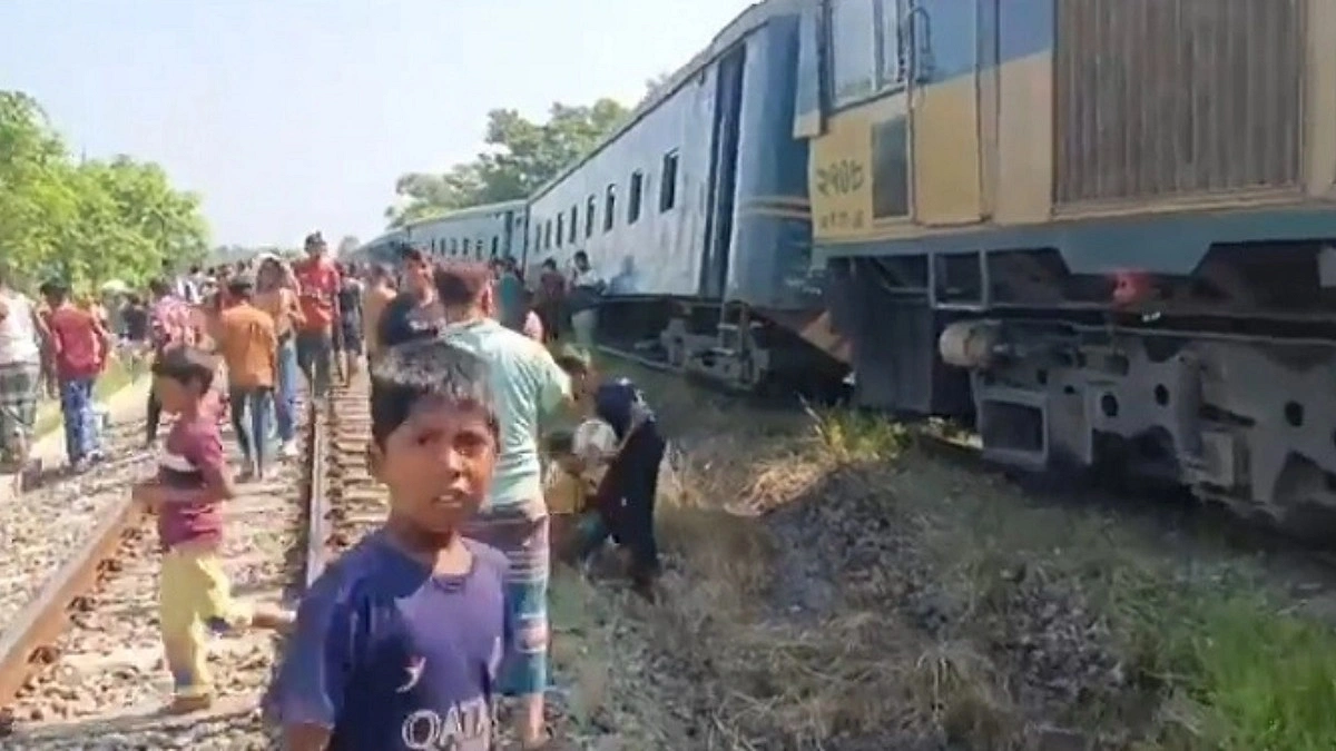লাকসামে ২৪ ঘণ্টা পর আপ লাইনে ট্রেন চলাচল স্বাভাবিক