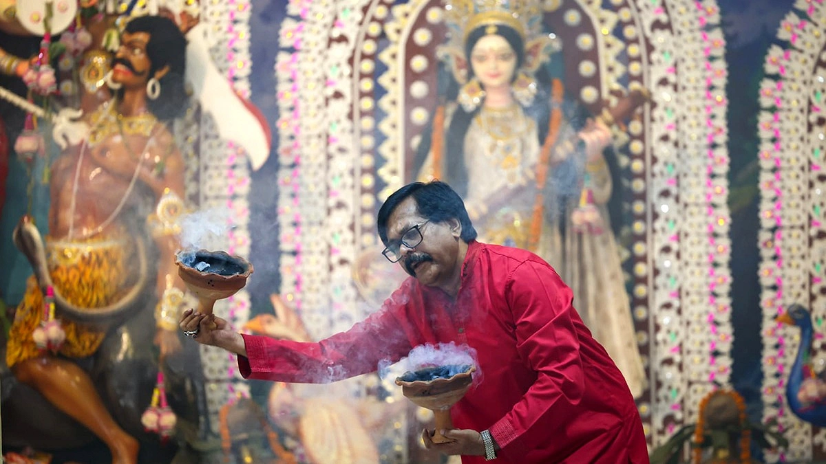ধূপ আর ফুলের অঞ্জলিতে দেবী দুর্গাকে বিদায় জানানো হচ্ছে।