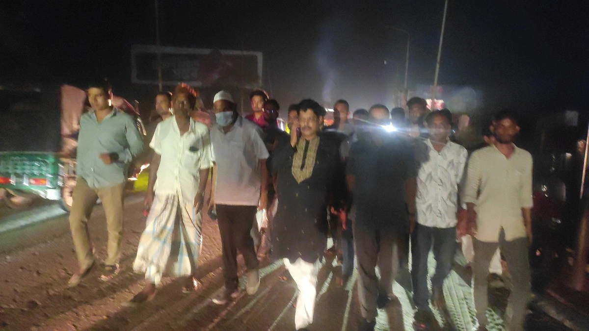 শেরপুরে ৫ টাকার টোল নিয়ে সংঘর্ষ, ৪ ঘণ্টা সড়ক অবরোধ