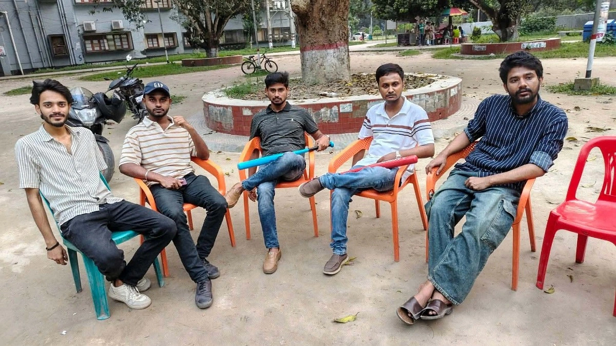 রাকসু নেতা-ছাত্রদল নেতার পাল্টাপাল্টি ‘চ্যালেঞ্জ’, পরিবহন চত্বরে অবস্থান