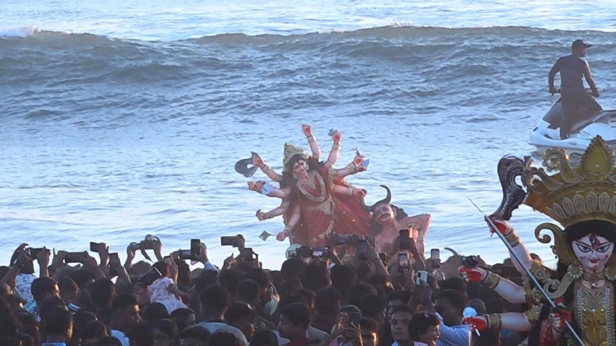 সাগরপাড়ে বিদায়ের উৎসব