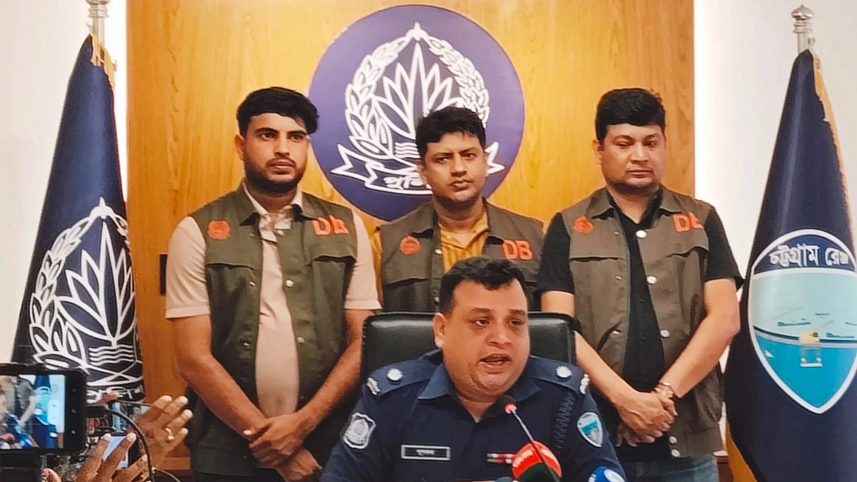 কুমিল্লায় কিশোর গ্যাংয়ের পাঁচ হোতা গ্রেপ্তার