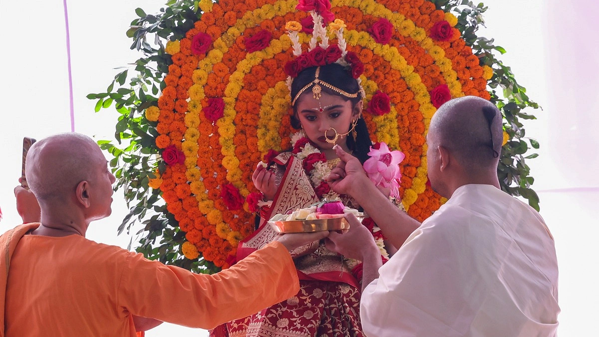 পূজার আনুষ্ঠানিকতার অংশ হিসেবে দেবীরূপে পূজিত কুমারীকে প্রসাদ দেওয়া হচ্ছে