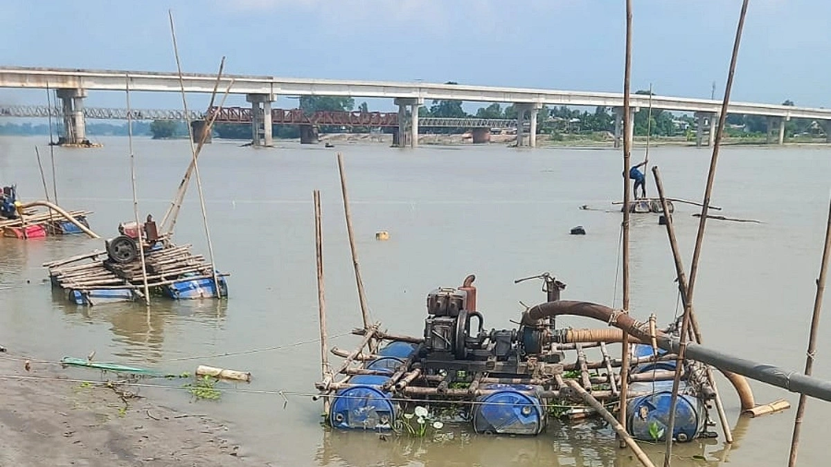 অবৈধভাবে বালু উত্তোলনে ঝুঁকিতে নির্মাণাধীন সোনাহাট সেতু