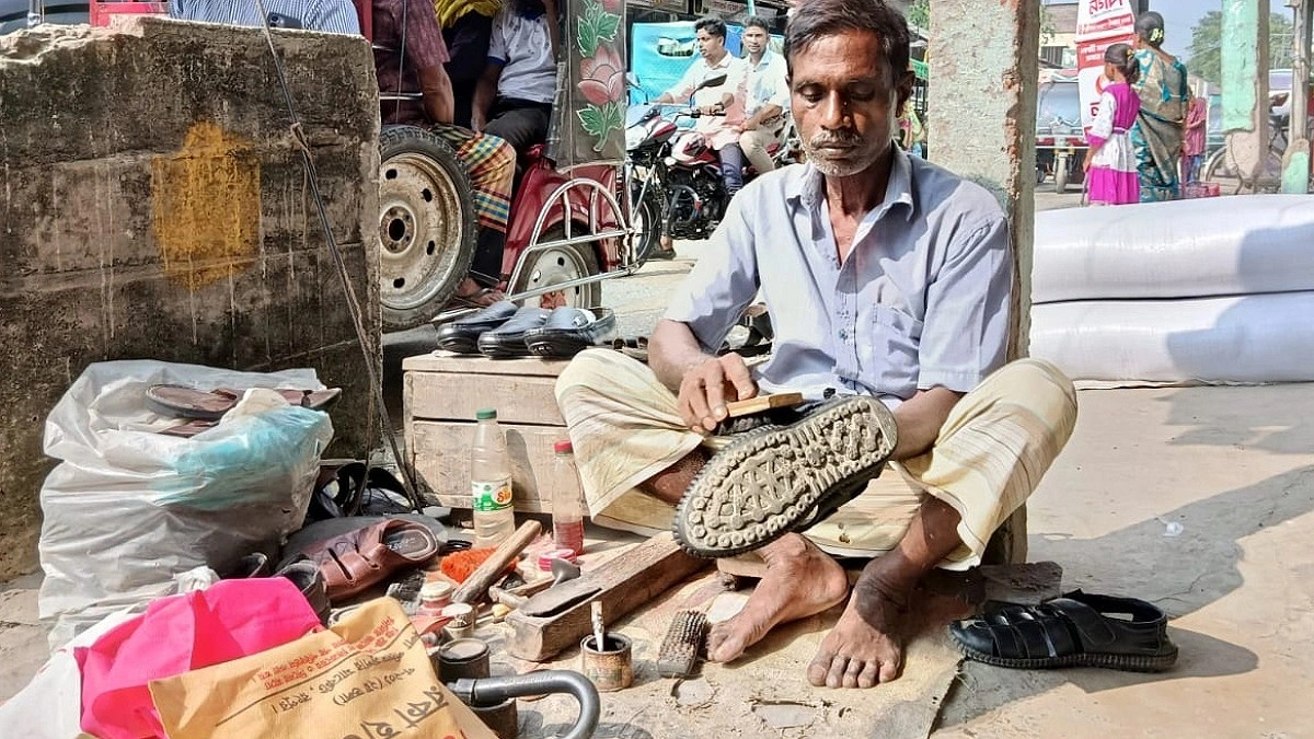 পূজা চলছে, তবু নতুন কাপড় নেই উলিপুরের দুঃস্থ রবিদাস পরিবারে