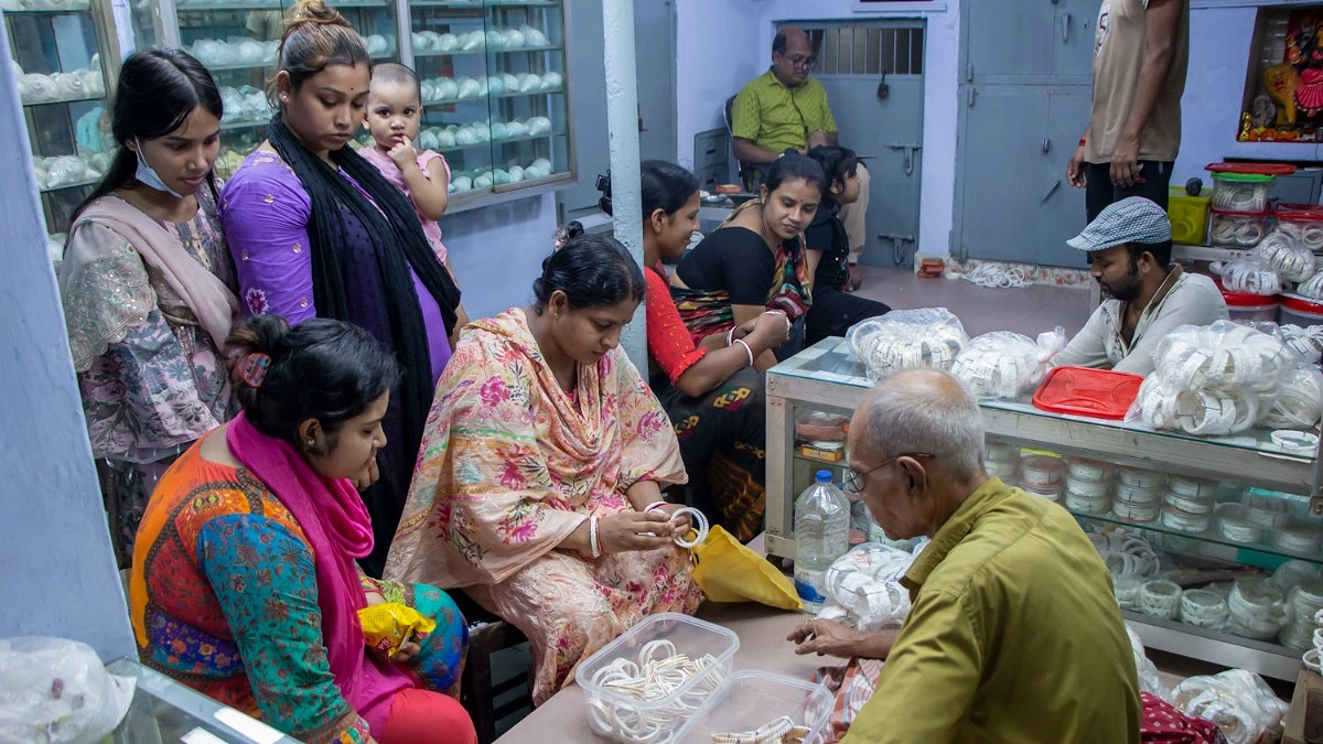 এই শারদীয় মৌসুমে শাঁখার দোকানে ক্রেতাদের সমাগম বেড়েছে।