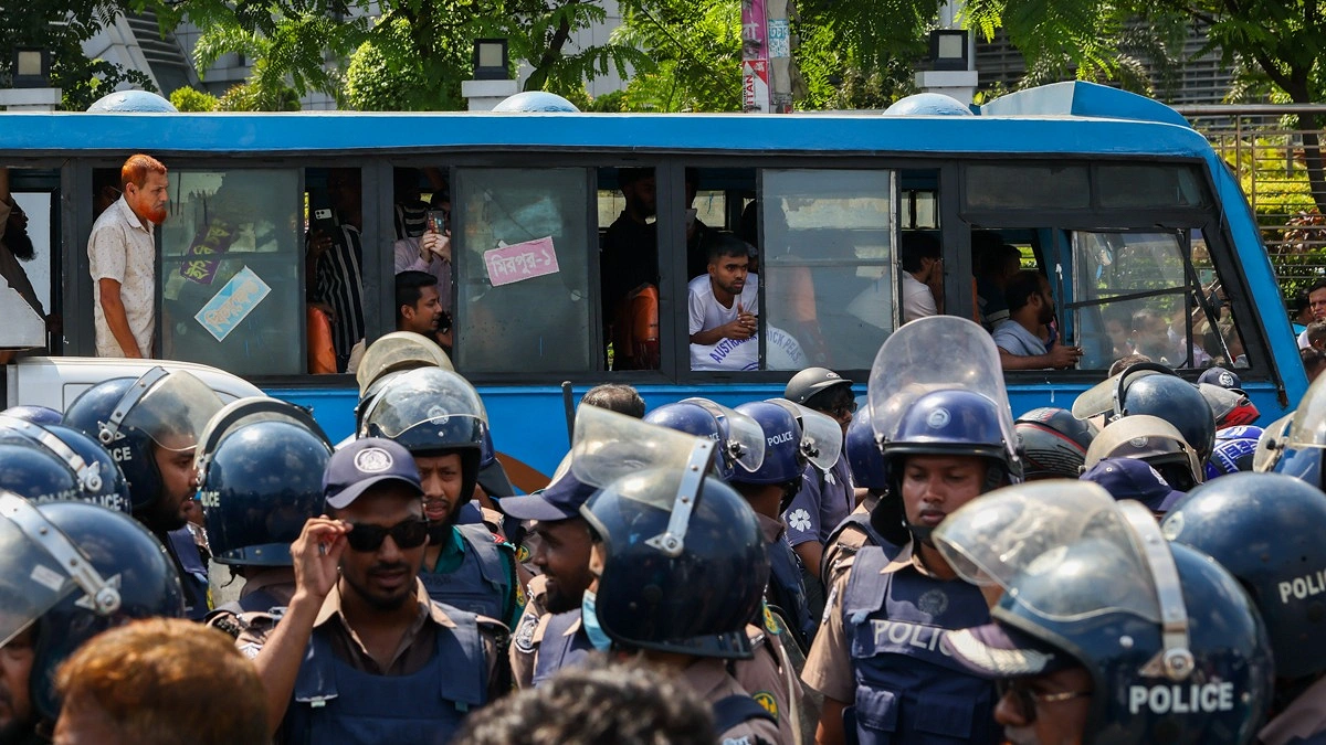 সড়কে আটকে থাকা বাসের যাত্রীরা অপেক্ষা করছেন কখন যান চলাচল স্বাভাবিক হবে