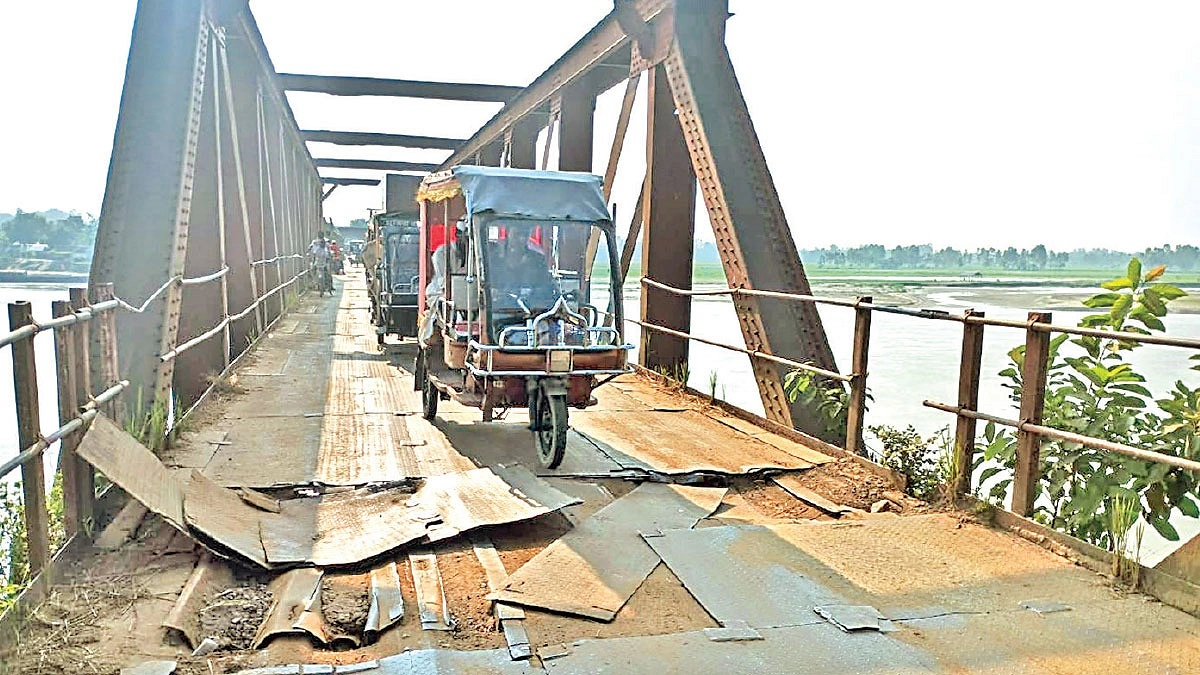 খসে পড়ছে সেতু, কত কাছে মৃত্যু