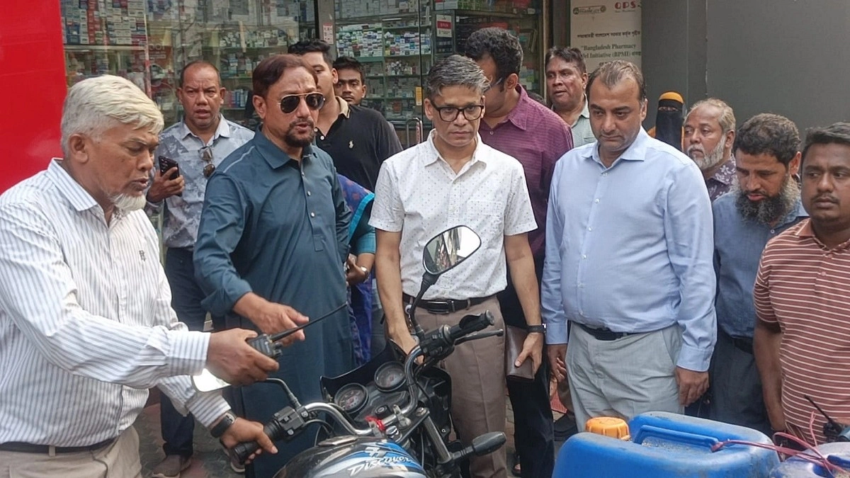 ট্রাফিক পুলিশকে ভর্ৎসনা, চালককে কান ধরে ওঠবস করালেন চসিক মেয়র