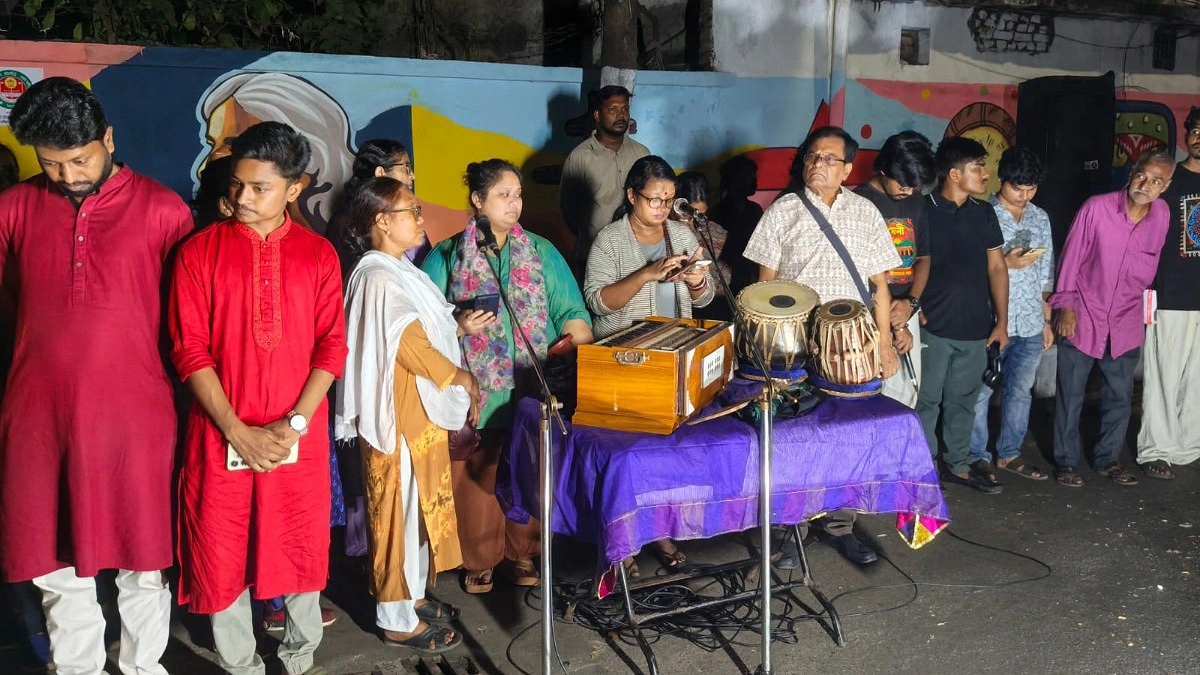 রবীন্দ্রনাথের ছবিতে কালি: গান-কবিতায় সংস্কৃতিকর্মীদের প্রতিবাদ