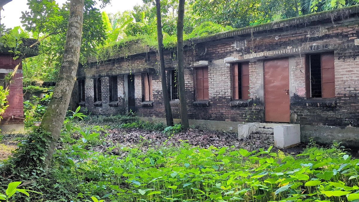 এক যুগ ধরে বন্ধ, স্বাস্থ্যকেন্দ্র এখন সাপের আবাসস্থল