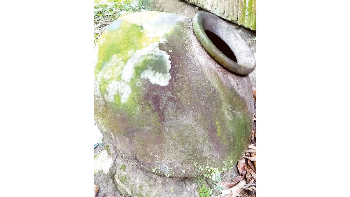 বিলুপ্তির পথে মাটির মটকা