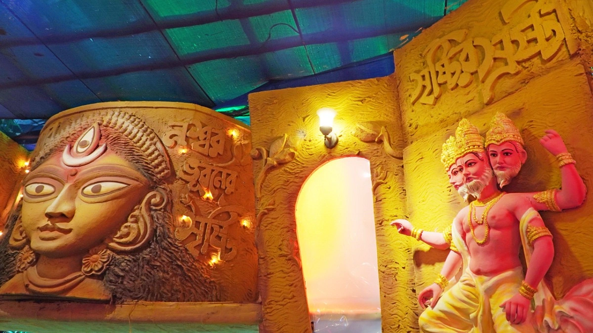 মণ্ডপের এক পাশে দেবী দুর্গা আর ব্রহ্মা