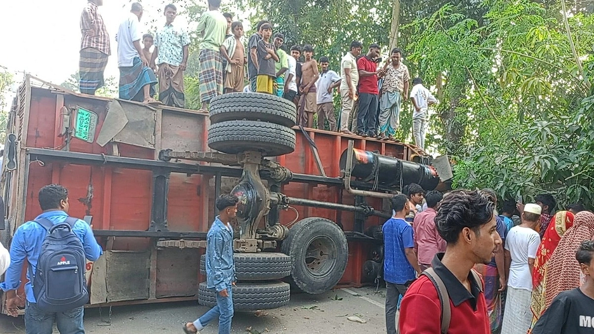 কুড়িগ্রামে ধানবোঝাই ট্রাকচাপায় ইজিবাইকের ৫ যাত্রী নিহত