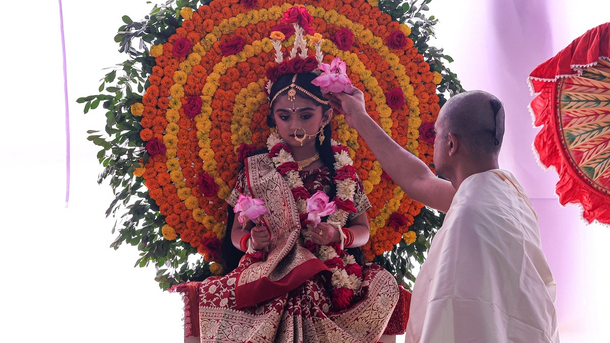 ধর্মীয় রীতি মেনে কুমারী পূজার আনুষ্ঠানিকতা পালন করছেন পুরোহিত