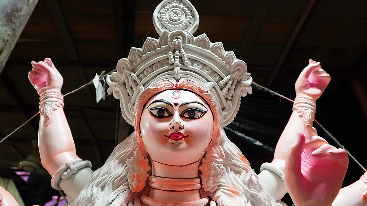 রঙ করা শেষে প্রতিমার মুখ।