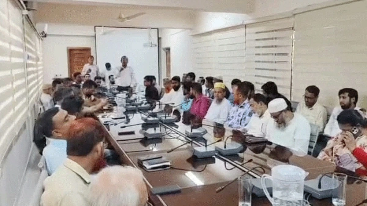 সাজাপ্রাপ্ত আসামিকে নিয়ে আইনশৃঙ্খলা সভা, পুলিশের ভূমিকা নিয়ে প্রশ্ন