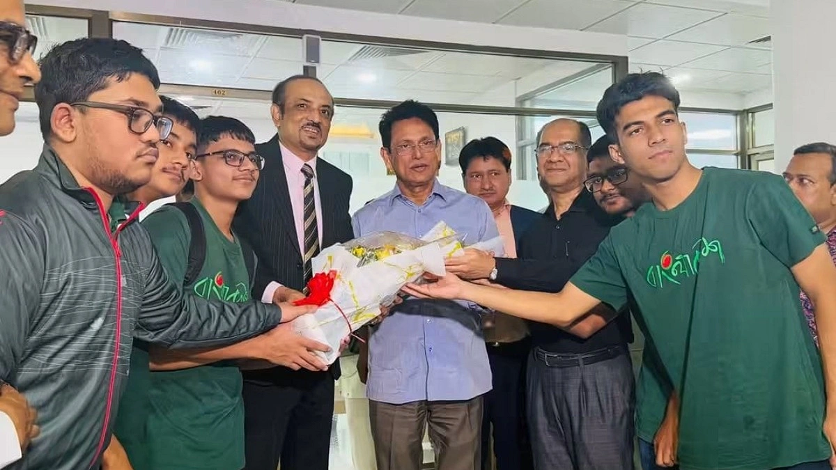 শিক্ষামন্ত্রীর সঙ্গে ফিজিক্স অলিম্পিয়াডে পদকজয়ী দলের সঙ্গে সাক্ষাৎ