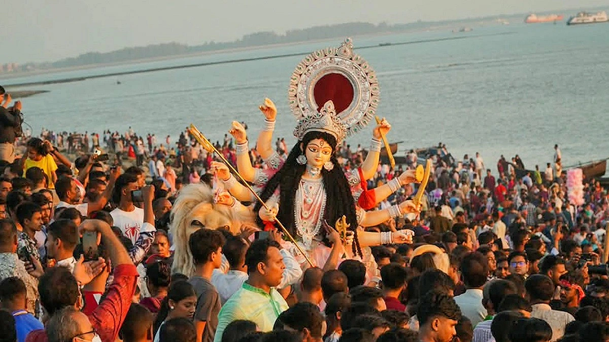 ঢাকের বাদ্য আর অশ্রুতে বিদায়