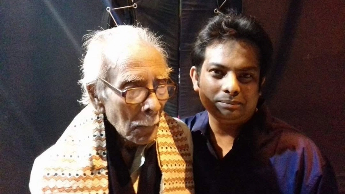 অক্ষয় মালবেরি’র ছায়ায় বসে মণীন্দ্র গুপ্তর সঙ্গে কিছুক্ষণ