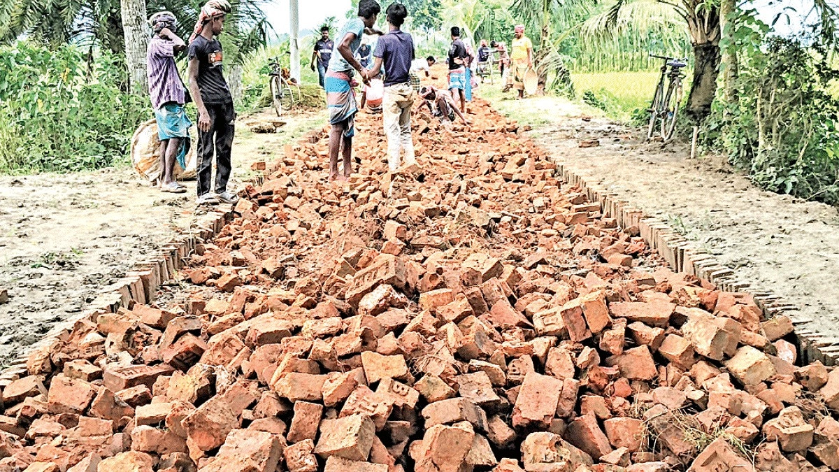 দুই কোটি টাকার সড়কে নিম্নমানের কাজ