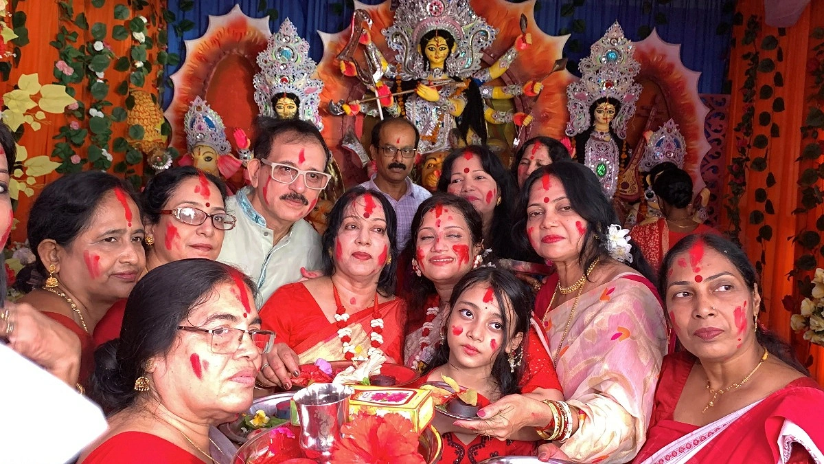 রাজশাহীতে মণ্ডপে মণ্ডপে সিঁদুর খেলা, ঢাকের বাদ্যে দুর্গার বিদায়