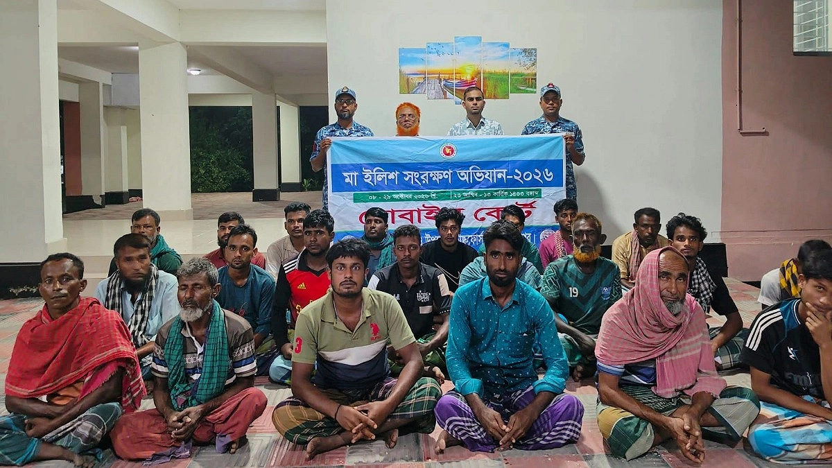 চাঁদপুরে নিষেধাজ্ঞা অমান্য করে নদীতে মাছ ধরতে গিয়ে আটক ২৪ জেলে