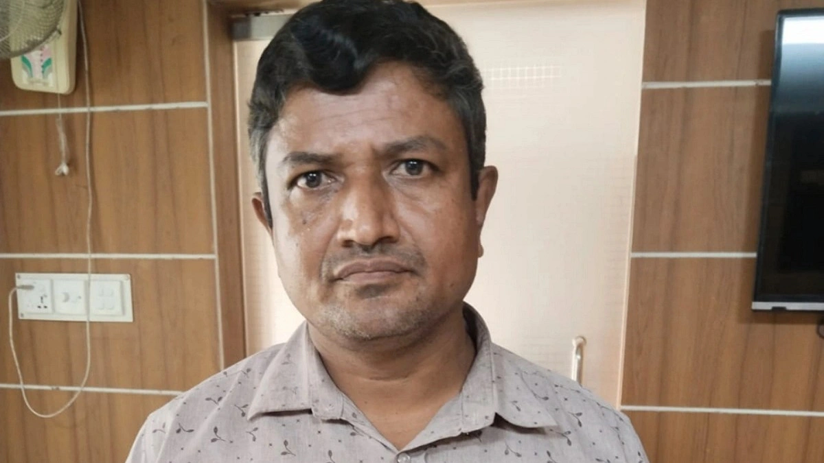 শিক্ষক দিবসের ব্যানারে শেখ হাসিনার নাম, প্রধান শিক্ষক আটক