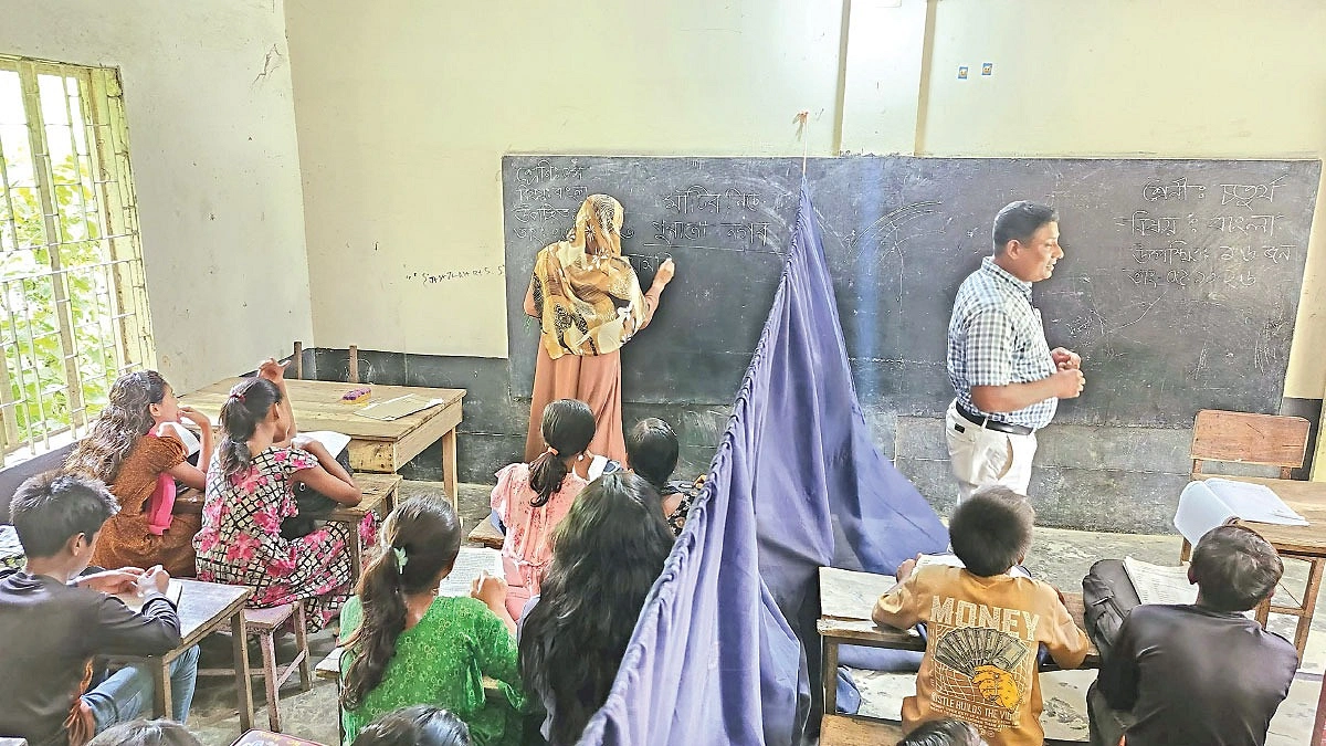 ক্লাসরুমের অভাবে এক কক্ষে দুই ক্লাস
