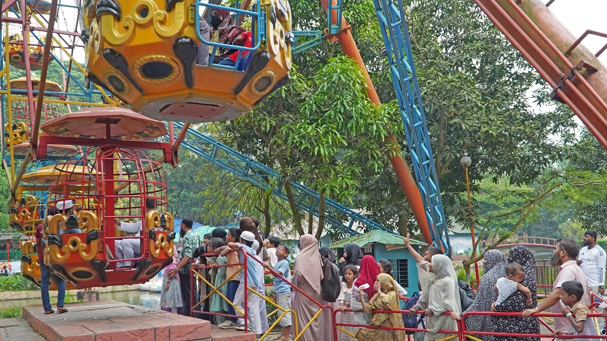 ঘূর্ণায়মান রাইডে ওঠার জন্য লাইন ধরেছেন দর্শনার্থীরা