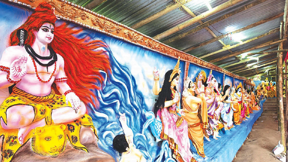 এক গ্রাম, দুই মণ্ডপ, ৩৫৩ প্রতিমা