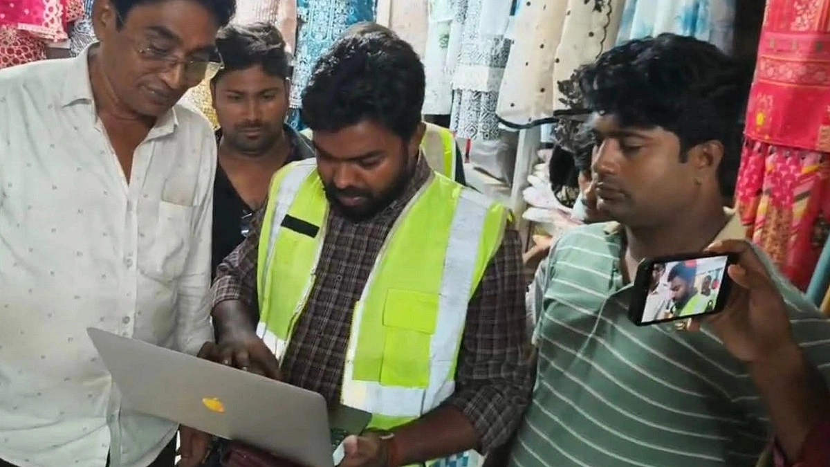 নাটোর স্টেশনে চুরি হওয়া সেই জার্মান পর্যটকের ল্যাপটপ উদ্ধার