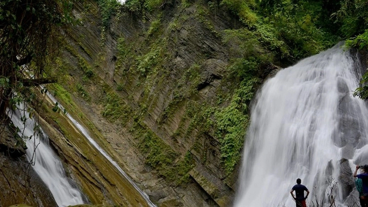দুর্গম পথের শেষে দামতুয়ার মায়াবী ঝরনা